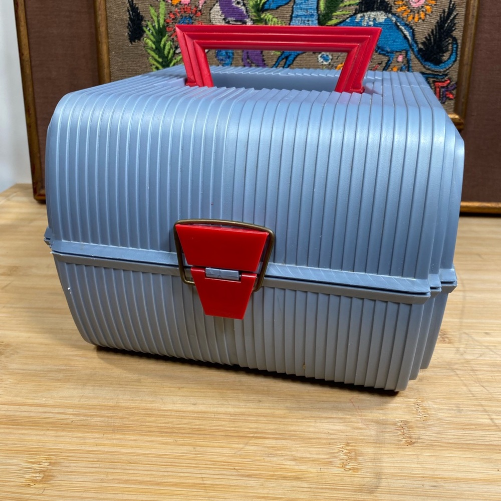Vintage Sassaby grey & red plastic makeup organizer train case vanity 80’s 90’s